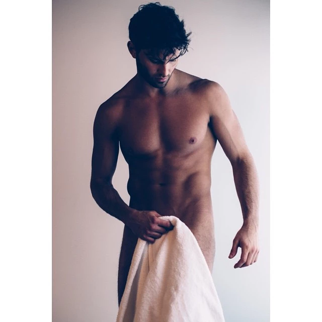 Μόνο με μία πετσέτα οι διάσημοι φωτογραφίζονται από τον Mario Testino - εικόνα 5