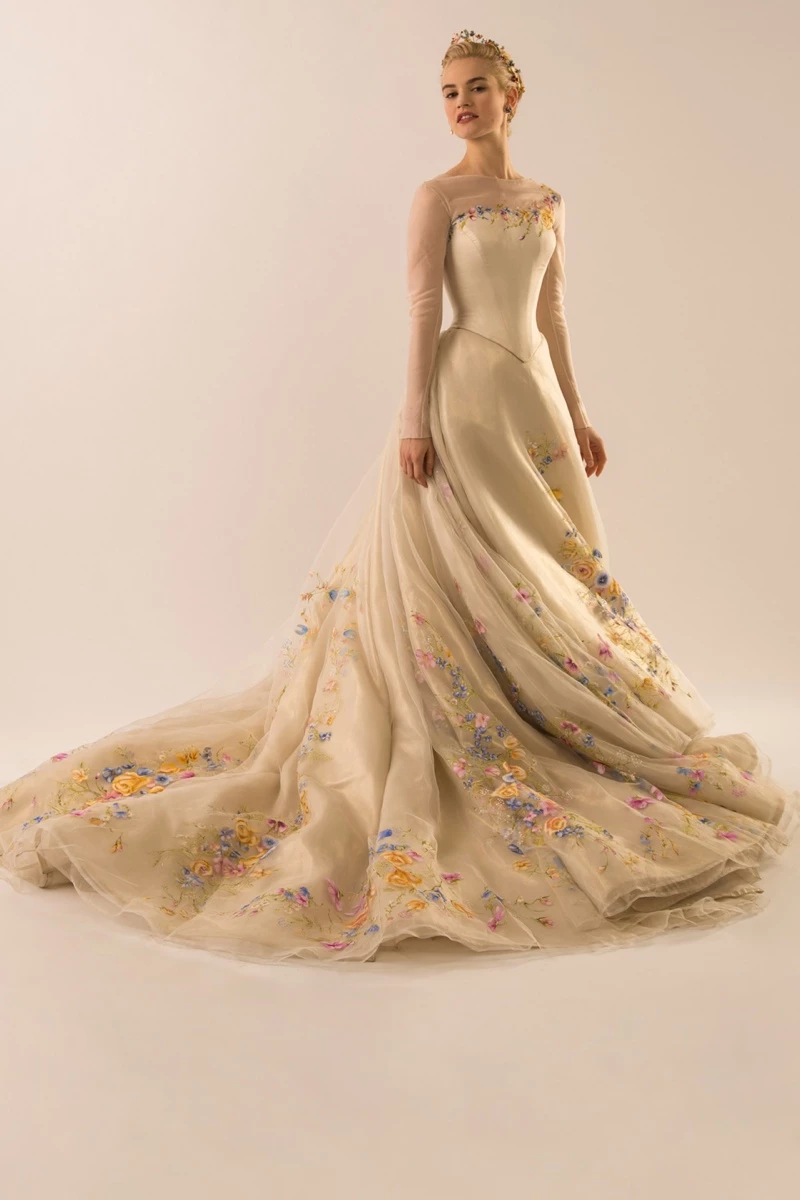 Cinderella: Το παραμυθένιο νυφικό που φόρεσε η Lily James - εικόνα 2