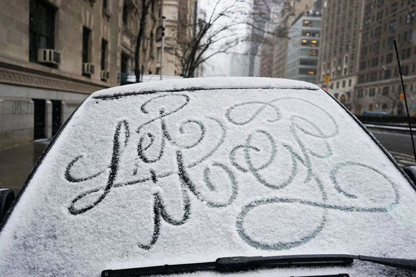 Tα καλλιγραφικά μηνύματα στα χιονισμένα αυτοκίνητα της Νέας Υόρκης
