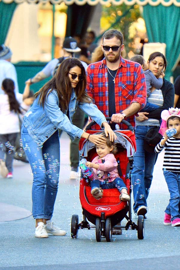 Alessandra Ambrosio-Lily Aldridge: Διπλό ραντεβού στη Disneyland - εικόνα 3