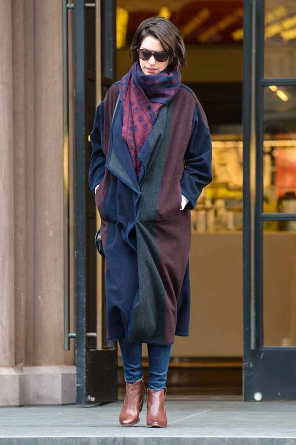 Anne Hathaway: Η επιτομή του urban chic στο κρύο - εικόνα 2