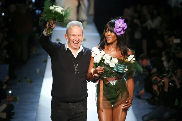 Νaomi Campbell: Η εκθαμβωτική εμφάνιση στο show Jean Paul Gaultier - εικόνα 2