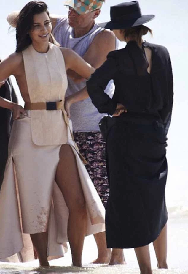Kim Kardashian: Backstage moment από τη φωτογράφιση για τη Vogue Australia 