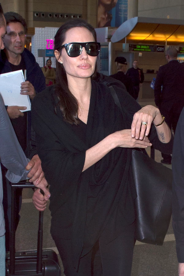 Angelina Jolie: Δημιούργησε πανικό καταφτάνοντας στο LAX - εικόνα 4