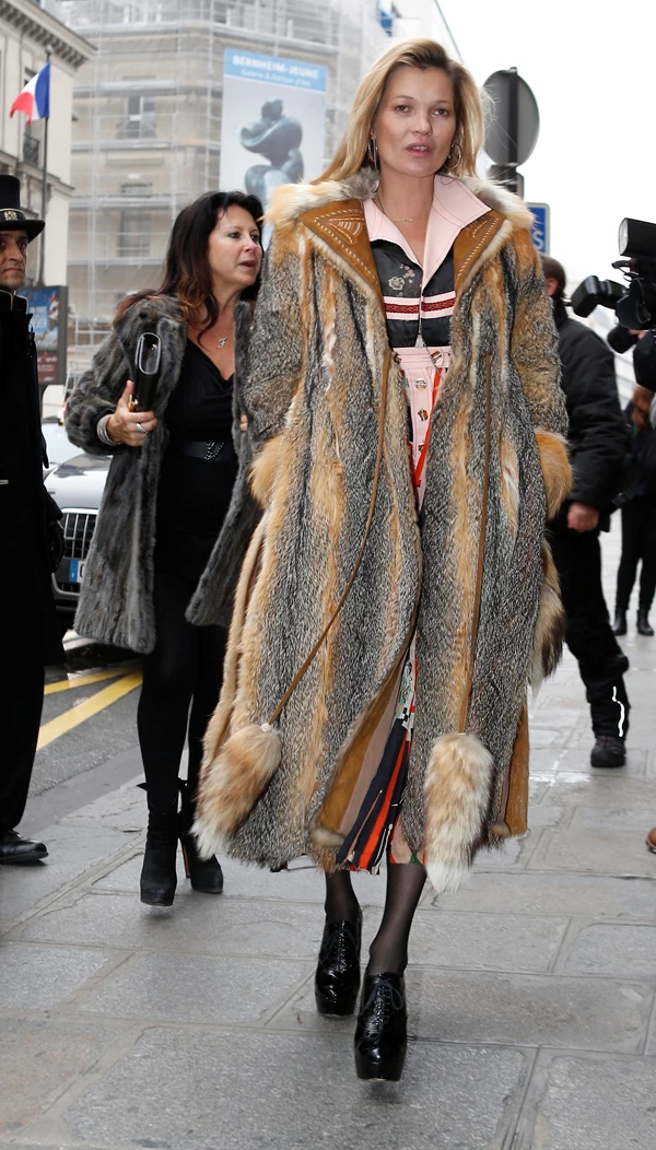 Πρέπει να το δεις: Tο look της Kate Moss στο show του Louis Vuitton - εικόνα 3