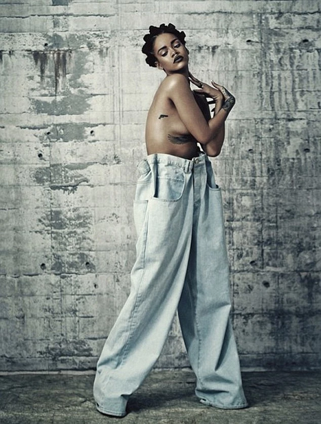 Rihanna: Εκθαμβωτική και ημίγυμνη στο εξώφυλλο του i-D - εικόνα 2