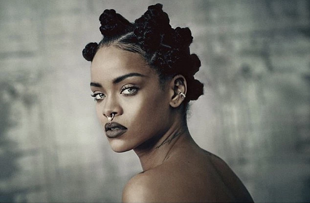 Rihanna: Εκθαμβωτική και ημίγυμνη στο εξώφυλλο του i-D - εικόνα 3