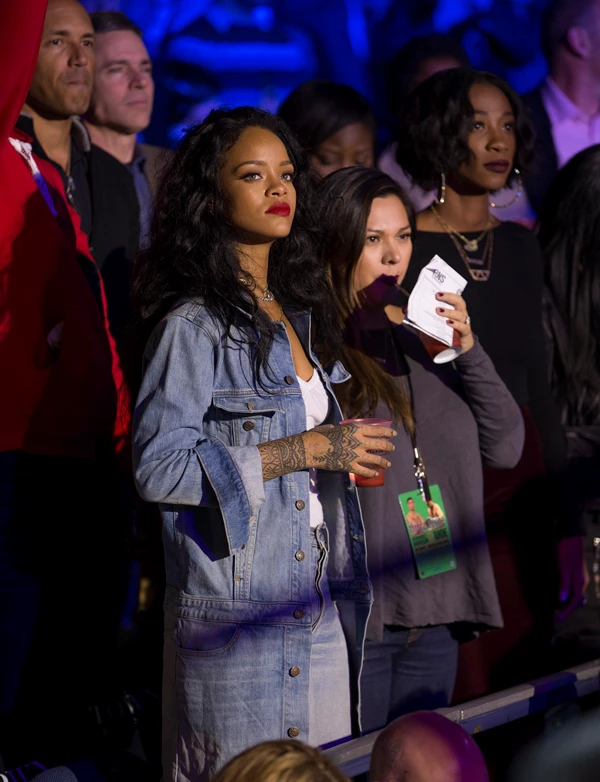 Rihanna: Στο γήπεδο για αγωνα box. Ποιοι celebs βρέθηκαν στα διπλανά καθίσματα;