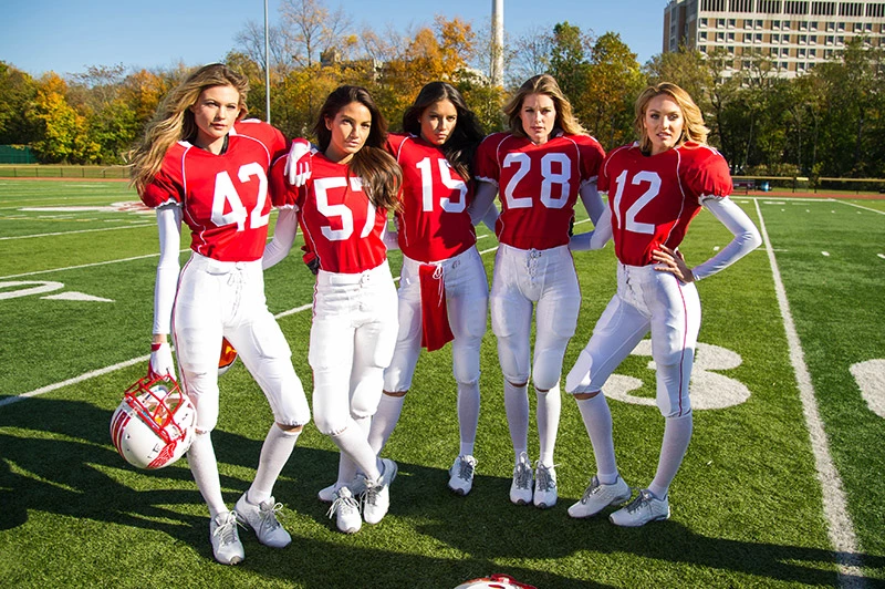 BINTEO: Οι άγγελοι της Victoria's Secret γυμνάζονται παίζοντας rugby!