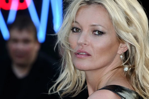 Η Kate Moss αποδεικνύει ότι τα messy hair είναι το πιο sexy χτένισμα! - εικόνα 4