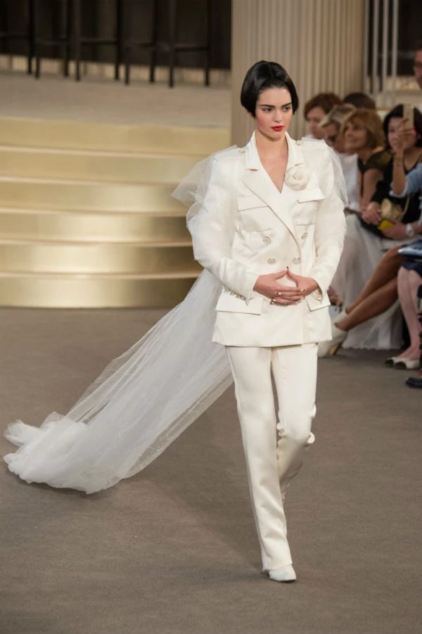 Οι σταρ παίζουν ρουλέτα στο show Chanel Haute Couture - εικόνα 5