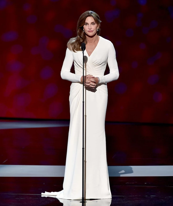 Caitlyn Jenner: Η πρώτη επίσημη εμφάνιση μετά την αλλαγή φύλου, η βράβευση και τα δάκρυά της