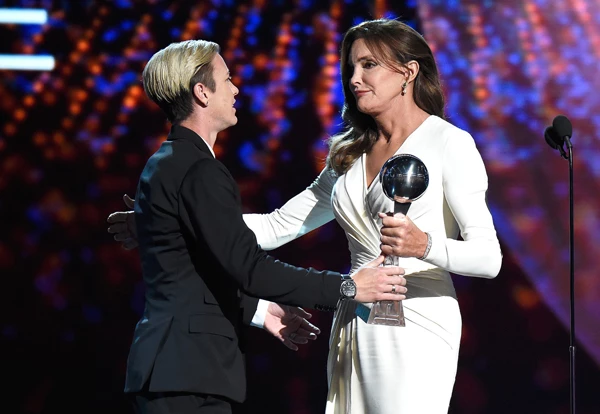 Caitlyn Jenner: Η πρώτη επίσημη εμφάνιση μετά την αλλαγή φύλου, η βράβευση και τα δάκρυά της - εικόνα 2