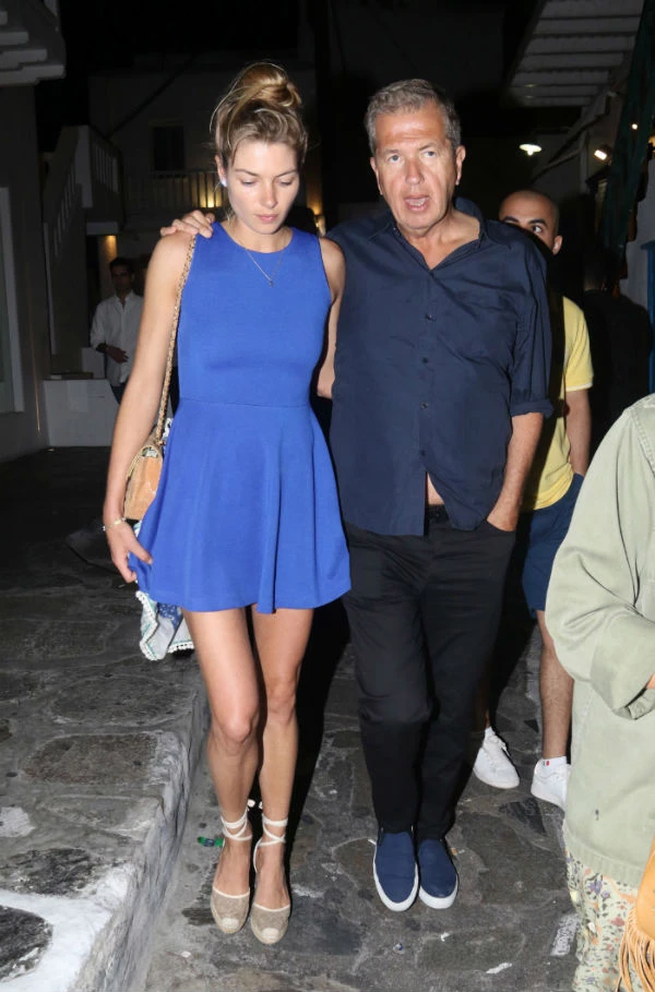 Το top model Jessica Hart με τον Mario Testino και τον Σταύρο Νιάρχο στην Μύκονο - εικόνα 2