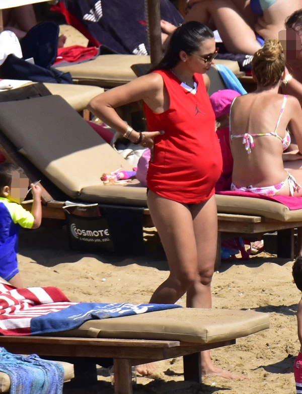Ολυμπία Χοψονίδου: Στην παραλία λίγο πριν γεννήσει! 