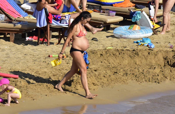 Ολυμπία Χοψονίδου: Στην παραλία λίγο πριν γεννήσει!  - εικόνα 4
