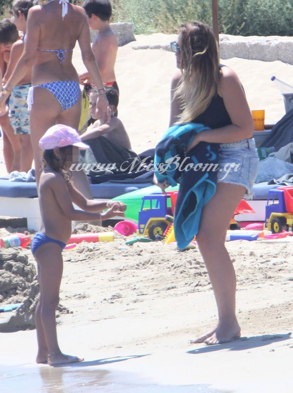 Σίσσυ Χρηστίδου - Μαρία Κορινθίου: Με τα παιδιά τους στην παραλία! - εικόνα 2