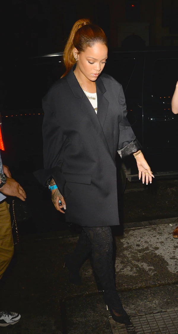 H Rihanna δείχνει όπως καμία άλλη το ανδρόγυνο στυλ του σήμερα! - εικόνα 3