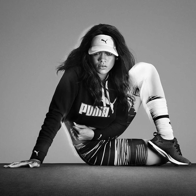 Είναι επίσημο. Η Rihanna βγάζει δική της σειρά ρούχων σε συνεργασία με αθλητικό brand