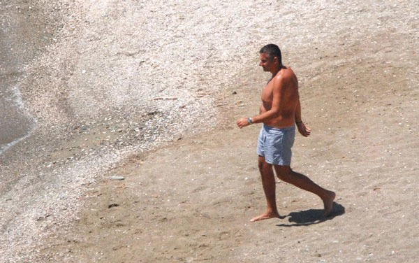 Φαίη Σκορδά, Γιώργος Λιάγκας: Mε τον γιο τους στην παραλία - εικόνα 3