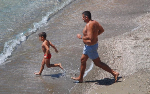 Φαίη Σκορδά, Γιώργος Λιάγκας: Mε τον γιο τους στην παραλία - εικόνα 5