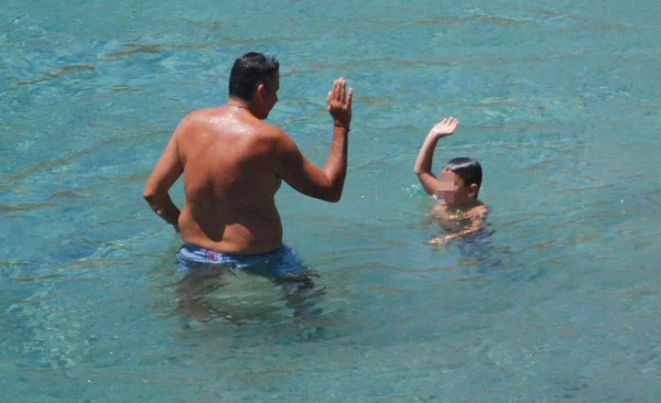 Φαίη Σκορδά, Γιώργος Λιάγκας: Mε τον γιο τους στην παραλία - εικόνα 7
