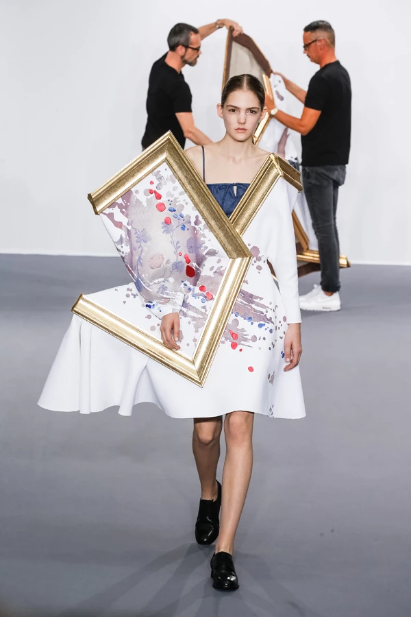 Victor & Rolf: To πρωτότυπο show τους με ρούχα που γίνονταν πίνακες στον τοίχο! - εικόνα 2