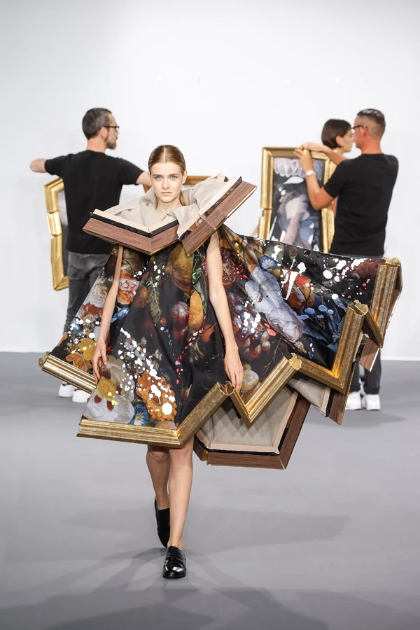 Victor & Rolf: To πρωτότυπο show τους με ρούχα που γίνονταν πίνακες στον τοίχο! - εικόνα 3