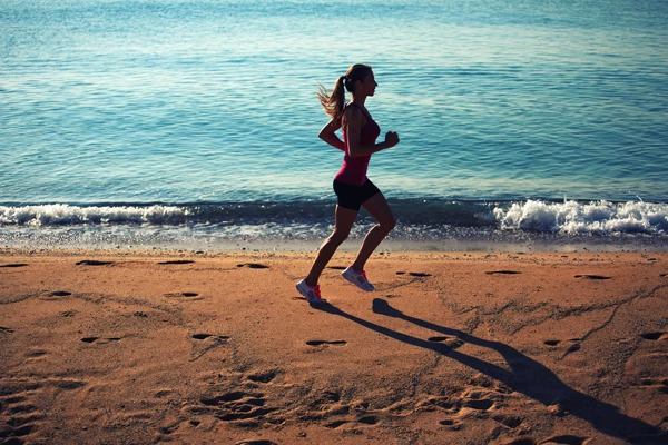 Kαλοκαιρινή πρό(σ)κληση: Tρέξιμο στην αγαπημένη σου παραλία!