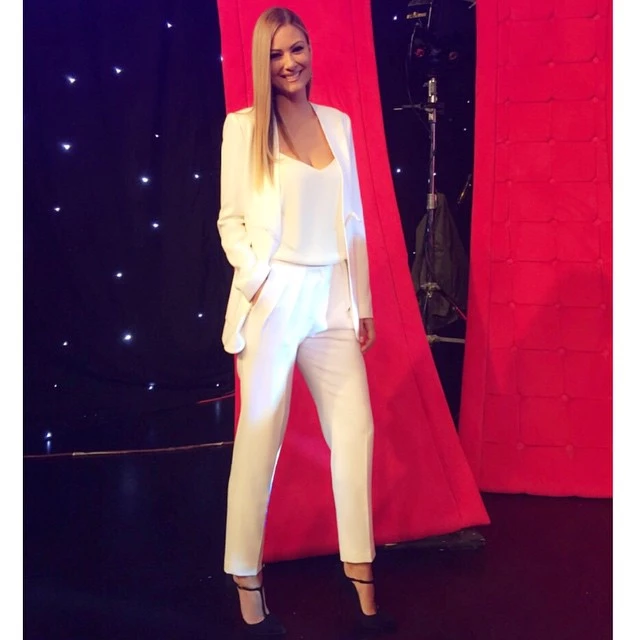 Δέσποινα Καμπούρη: Ένα κομψό look με βασικό χρώμα το λευκό