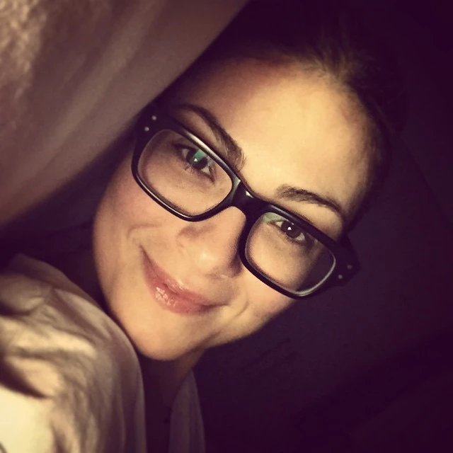 Δέσποινα Καμπούρη: Ποζάρει στο κρεβάτι της χωρίς ίχνος μακιγιάζ!