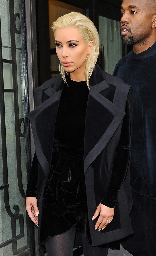 Kim Kardashian: Άλλαξε χρώμα στα μαλλιά της! Δες την με ξανθό πλατινέ - εικόνα 5