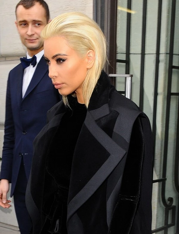 Kim Kardashian: Άλλαξε χρώμα στα μαλλιά της! Δες την με ξανθό πλατινέ - εικόνα 2