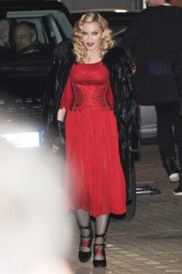 H Madonna κάνει μια εμφάνιση "φωτιά στα κόκκινα"