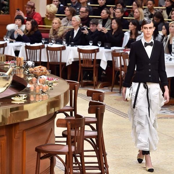 Chanel AW15: 15+1 φωτογραφίες από τη "Brasserie Gabrielle" - εικόνα 2