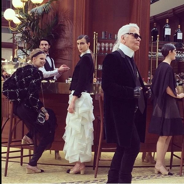 Chanel AW15: 15+1 φωτογραφίες από τη "Brasserie Gabrielle" - εικόνα 3