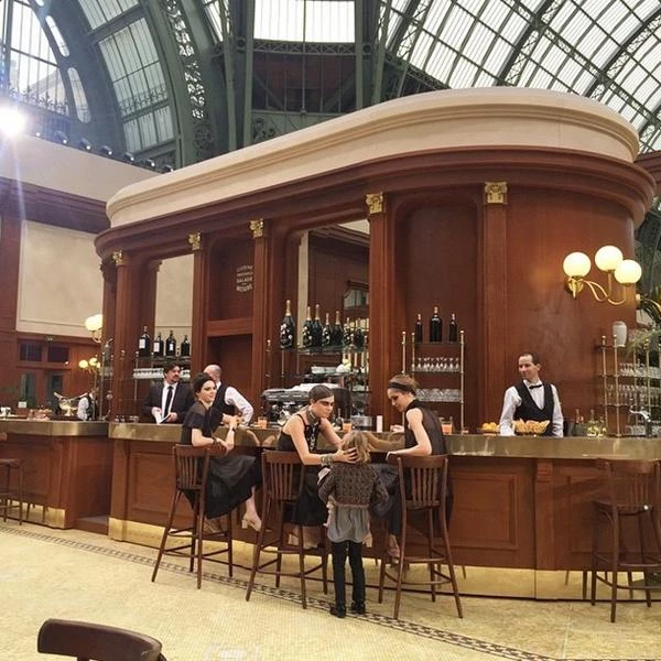 Chanel AW15: 15+1 φωτογραφίες από τη "Brasserie Gabrielle" - εικόνα 6