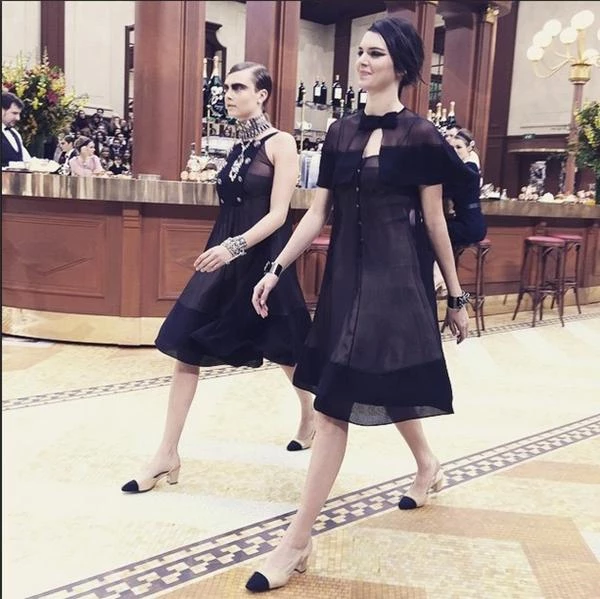 Chanel AW15: 15+1 φωτογραφίες από τη "Brasserie Gabrielle" - εικόνα 8