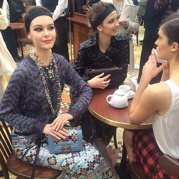 Chanel AW15: 15+1 φωτογραφίες από τη "Brasserie Gabrielle" - εικόνα 9