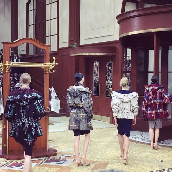 Chanel AW15: 15+1 φωτογραφίες από τη "Brasserie Gabrielle" - εικόνα 12