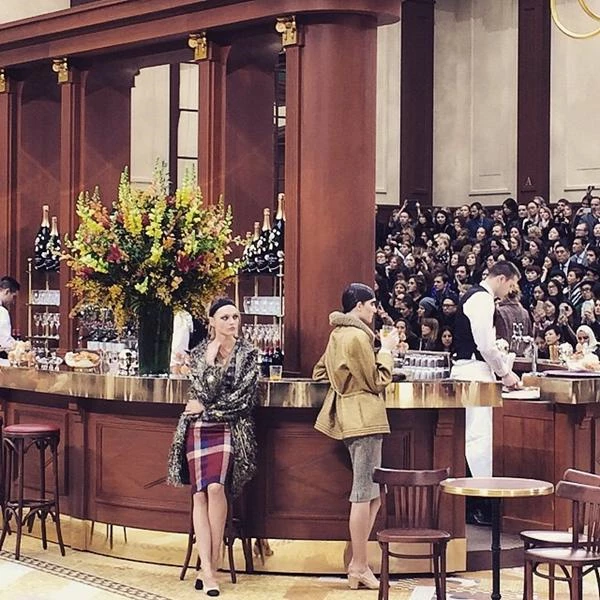 Chanel AW15: 15+1 φωτογραφίες από τη "Brasserie Gabrielle" - εικόνα 13