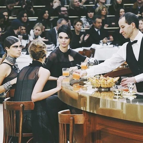 Chanel AW15: 15+1 φωτογραφίες από τη "Brasserie Gabrielle" - εικόνα 14