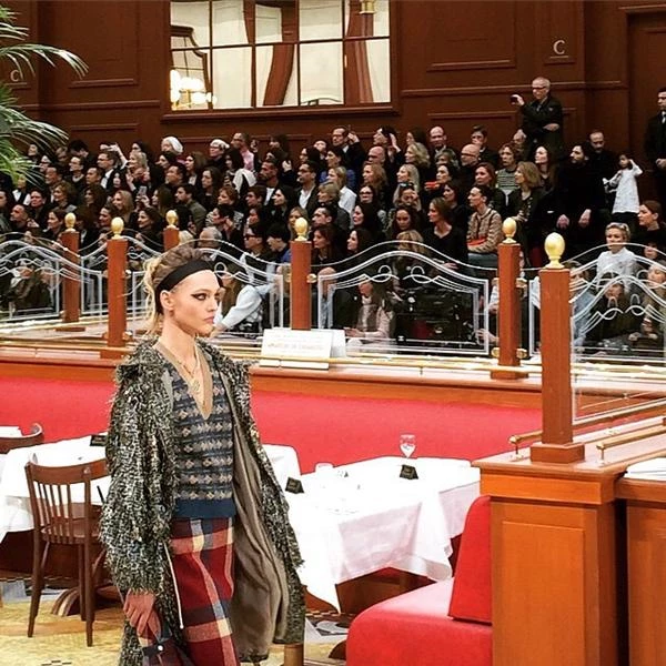 Chanel AW15: 15+1 φωτογραφίες από τη "Brasserie Gabrielle" - εικόνα 15