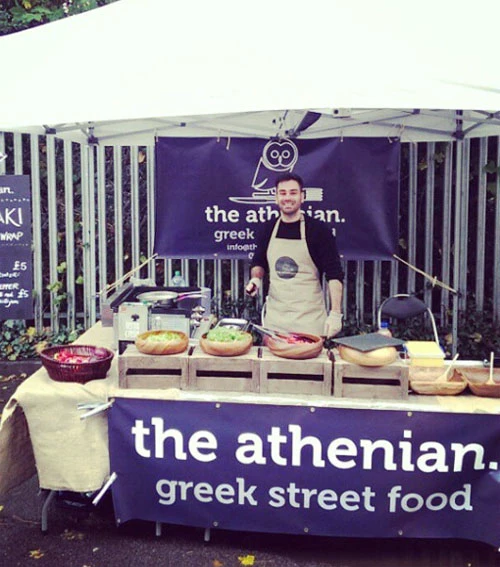 The Athenian: Ένας Έλληνας σερβίρει σουβλάκι και μεζέδες στις υπαίθριες αγορές του Λονδίνου