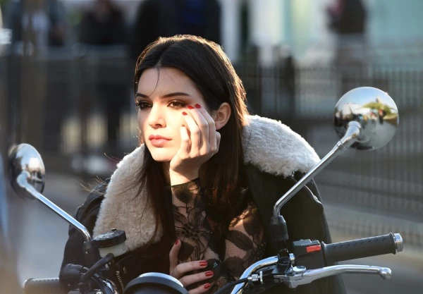 Η Kendall Jenner είναι το νέο πρόσωπο της Estee Lauder  - εικόνα 2