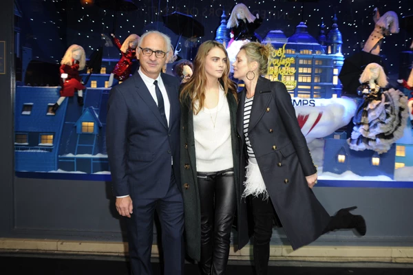 Cara Delevingne και Kate Moss φέρνουν τα Χριστούγεννα στο Παρίσι