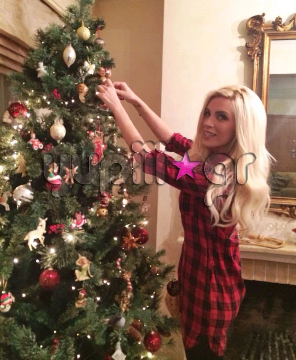 Η Κατερίνα Καινούργιου στολίζει Χριστουγεννιάτικο δέντρο!