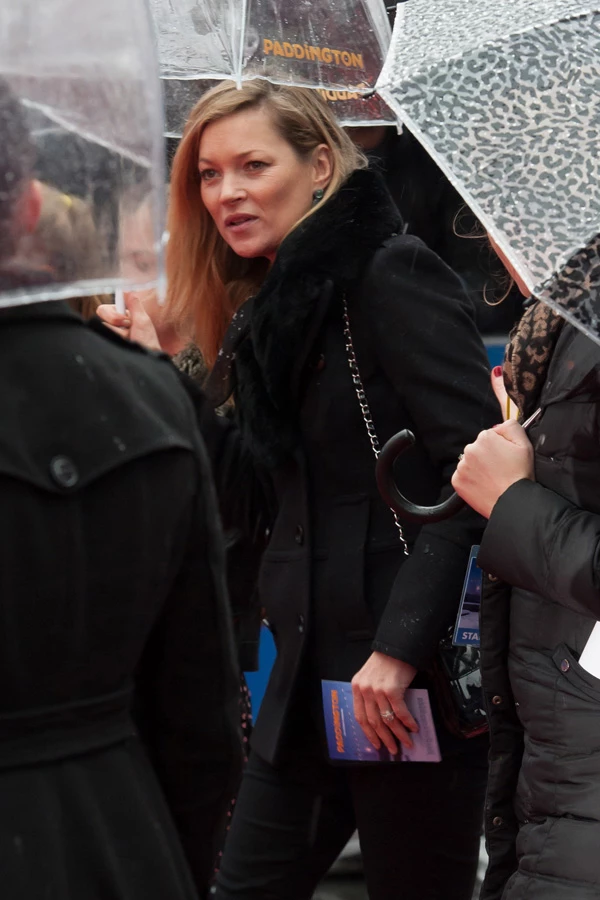 Η κόρη της Kate Moss συνοδεύει τη μαμά της στην πρεμιέρα του "Paddington" - εικόνα 3