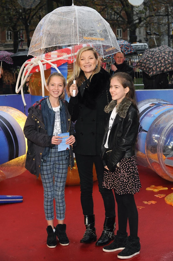 Η κόρη της Kate Moss συνοδεύει τη μαμά της στην πρεμιέρα του "Paddington"