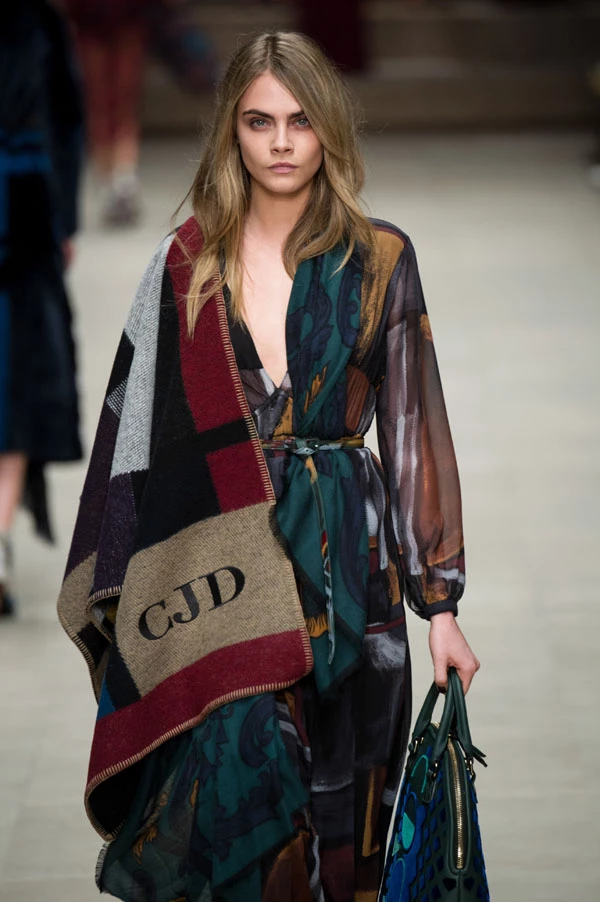 Blanket scarf και ζώνη: Συνδυασμοί για να εφαρμόσεις την πιο hot τάση της σεζόν - εικόνα 2